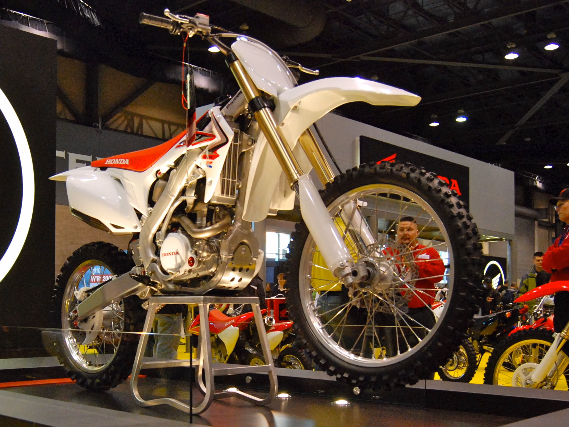 Does the CRF 250R use fuel injection?