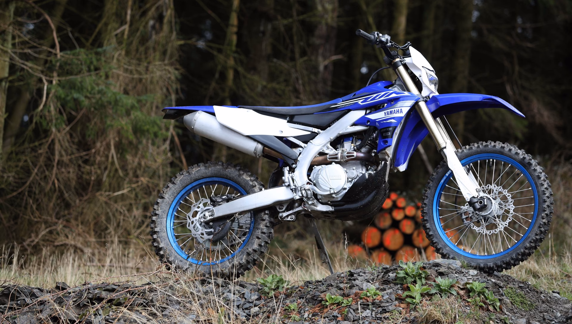 Does Yamaha WR450F have a 5-valve engine?