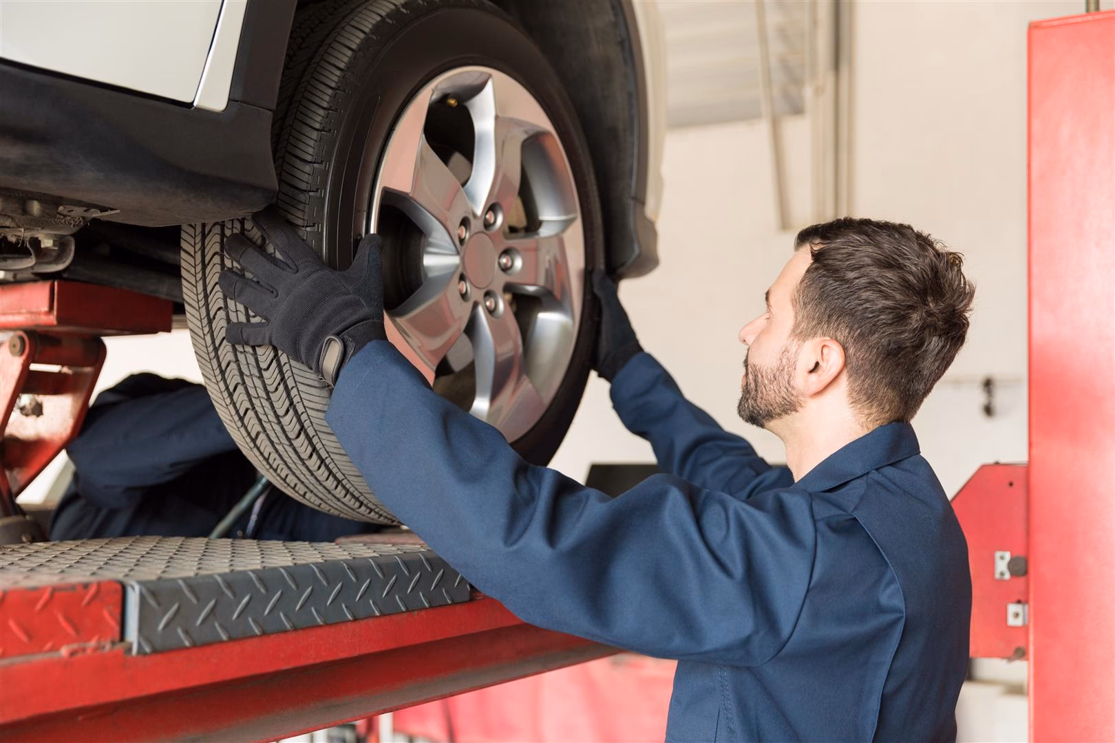 What does a wheel alignment mechanic do?