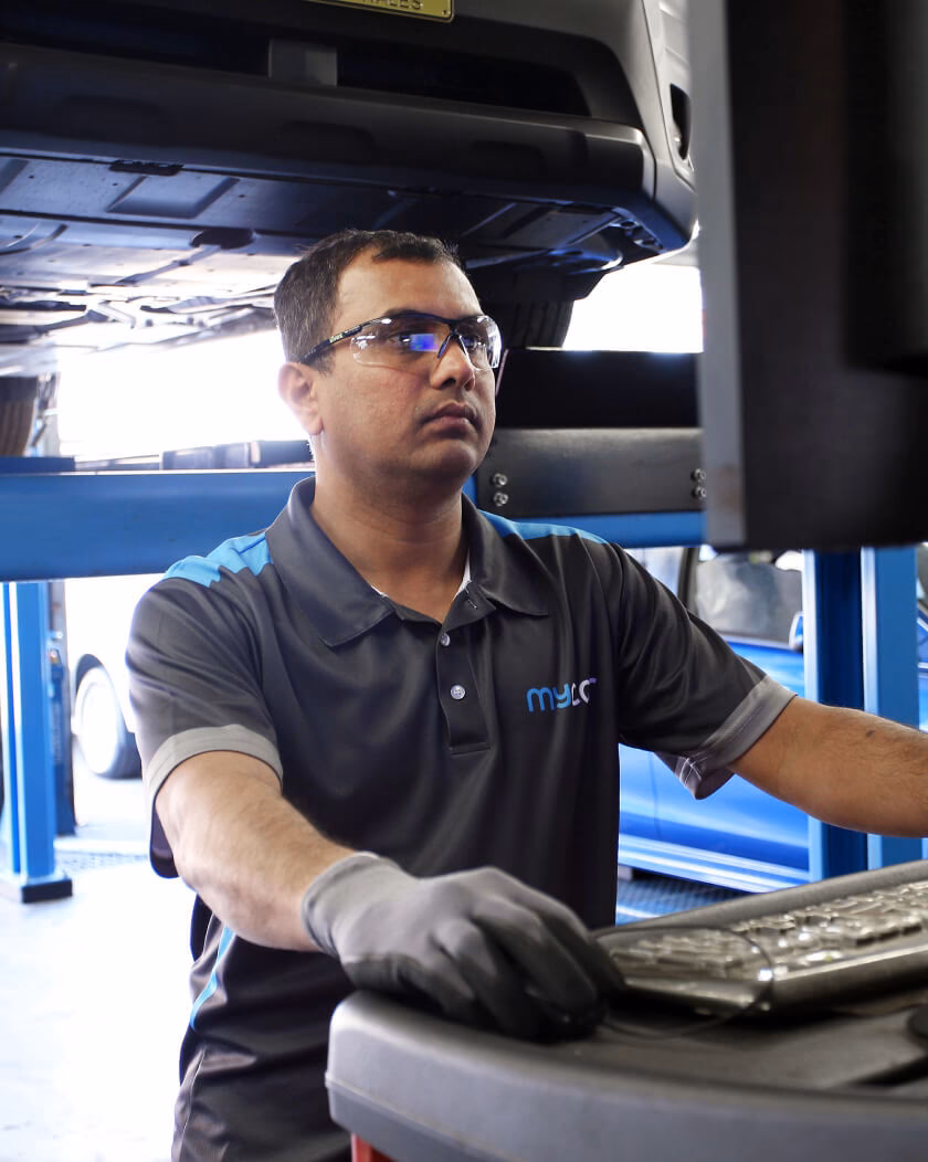 How professional car mechanics work on the process of wheel balancing?