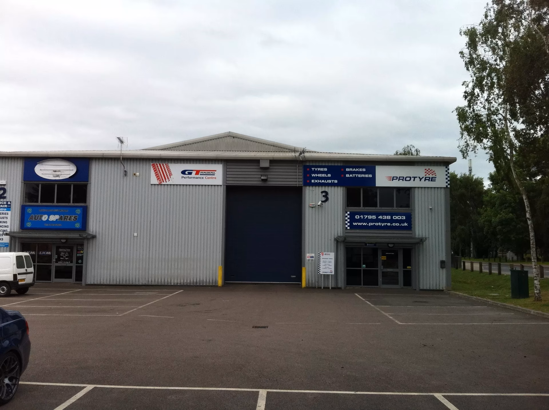 What services does F1 Autocentres Sittingbourne offer?