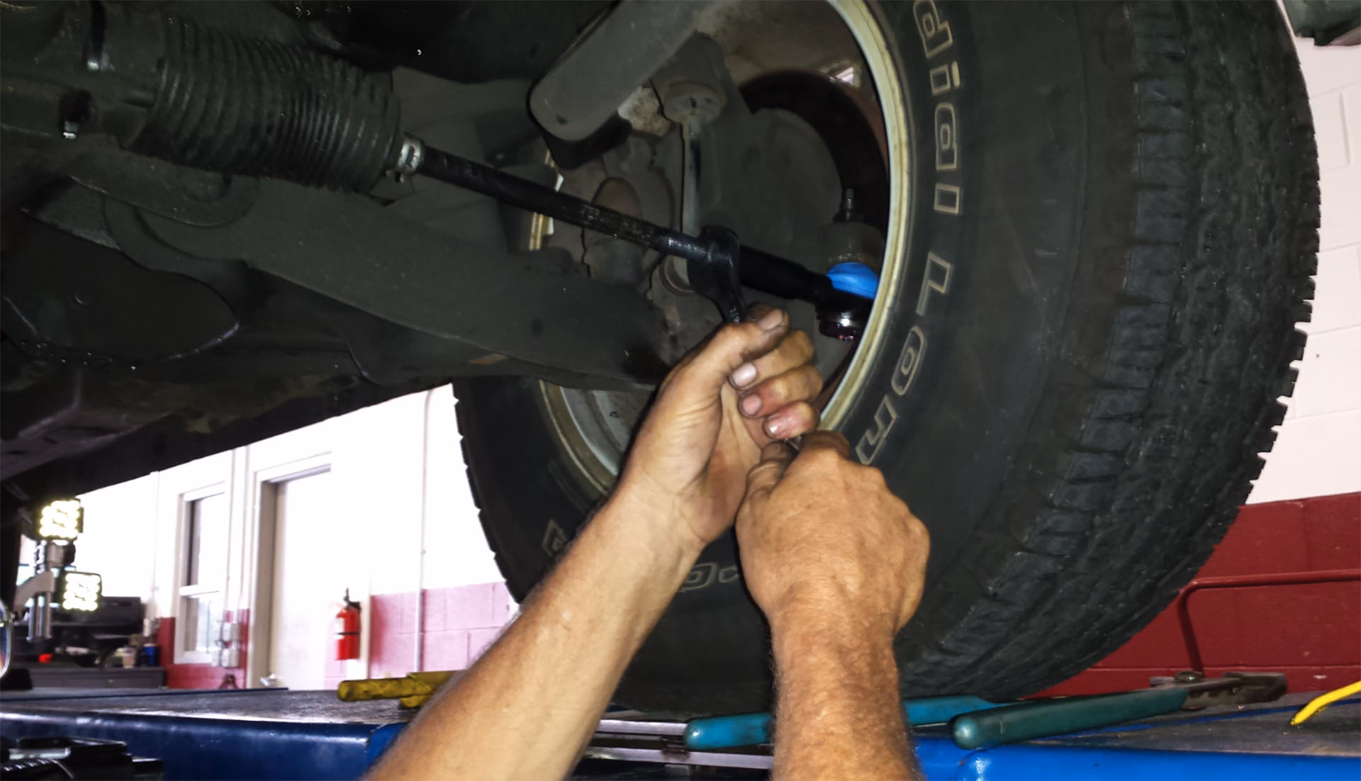 How do you tighten a tie rod?