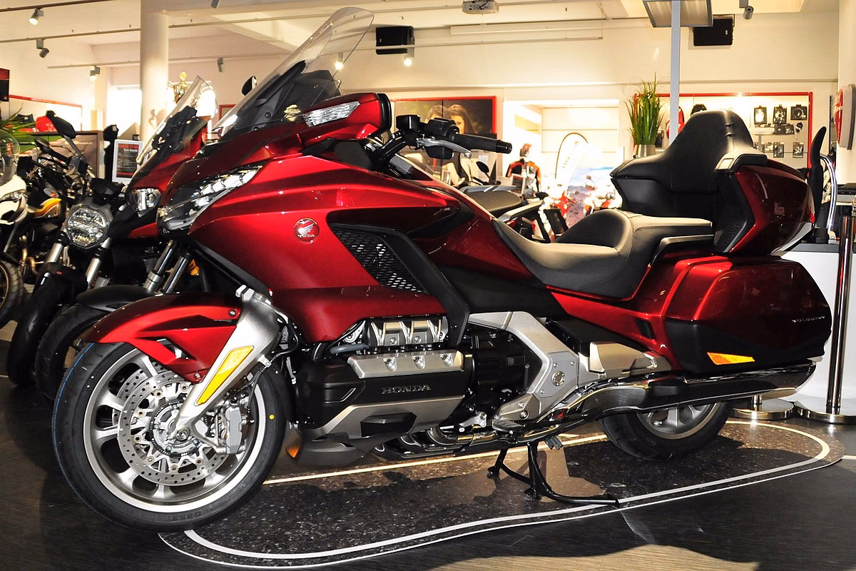 Did a 2001 Honda Goldwing have fuel injection?