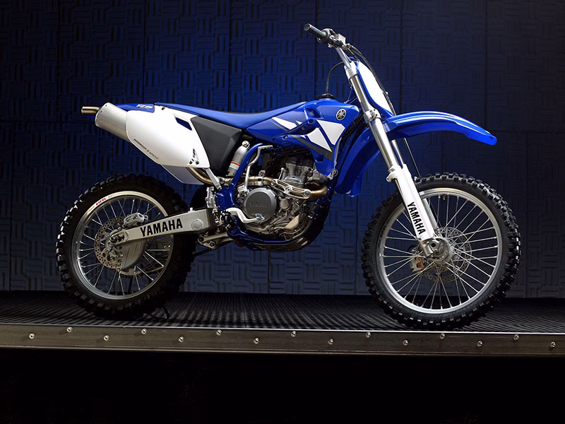 Does the YZ250F have a reverse cylinder?