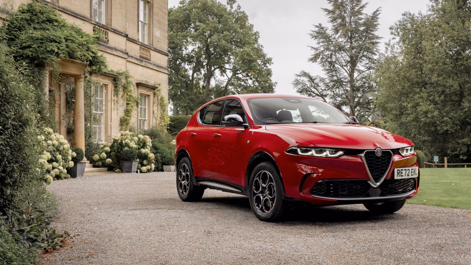 What services does stellantis & you Alfa Romeo West London offer?