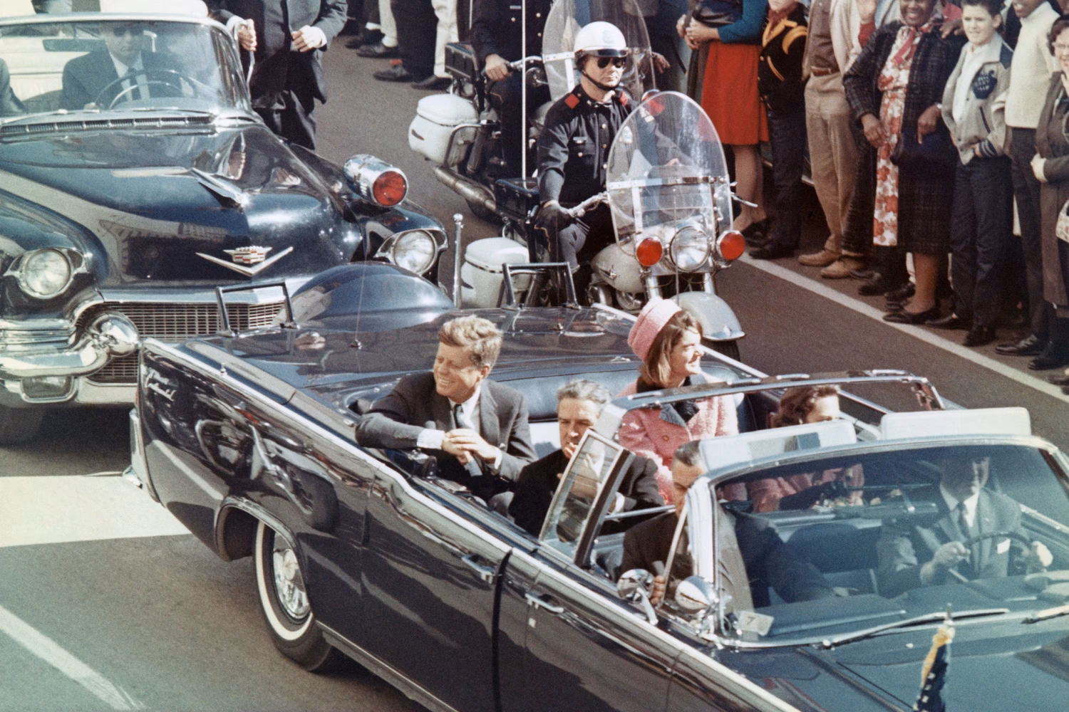 Did a Secret Service agent run alongside JFK's car?