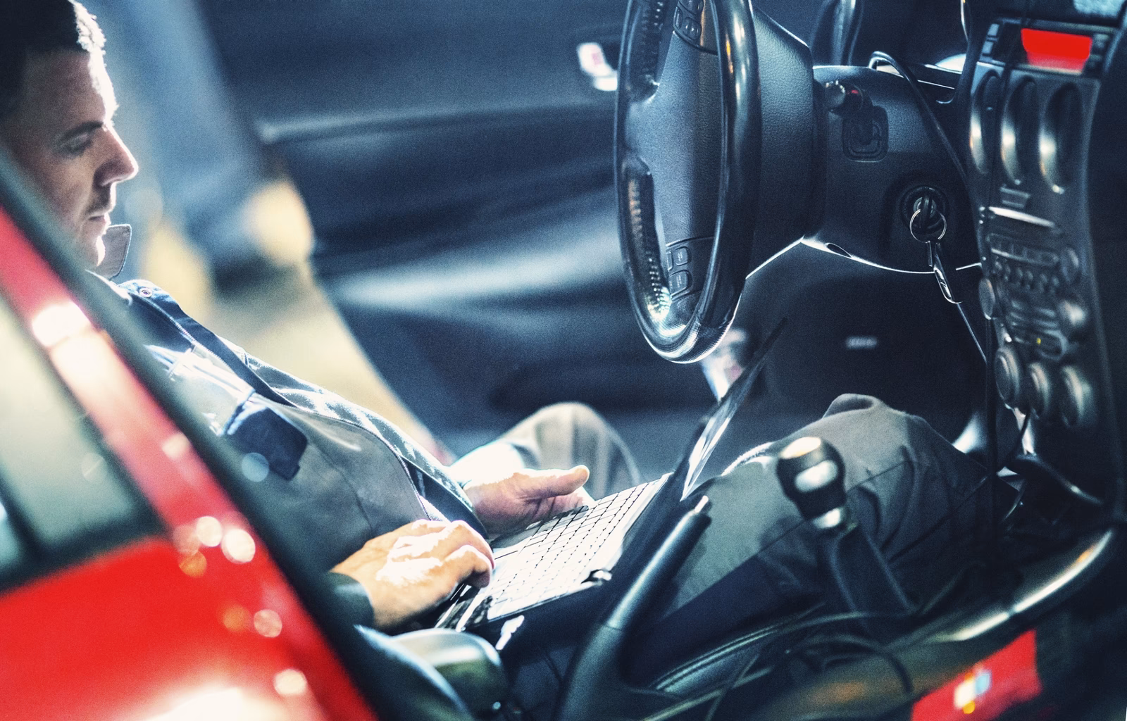 How does a car engine warning light work?