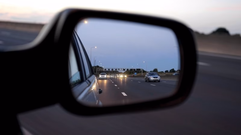 Can a faulty rearview mirror fail an MOT?