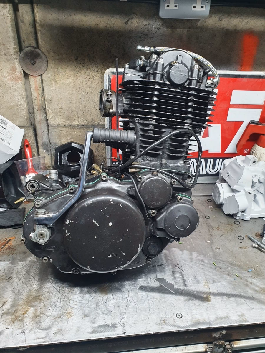What kind of engine does a Yamaha XT500 have?