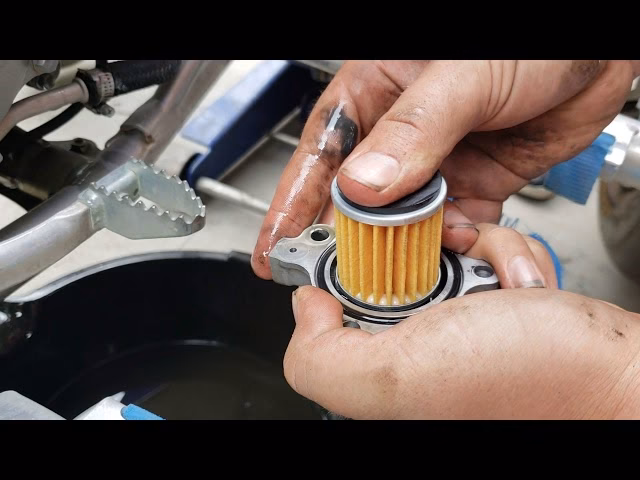 How do you lubricate a yzf450 engine?