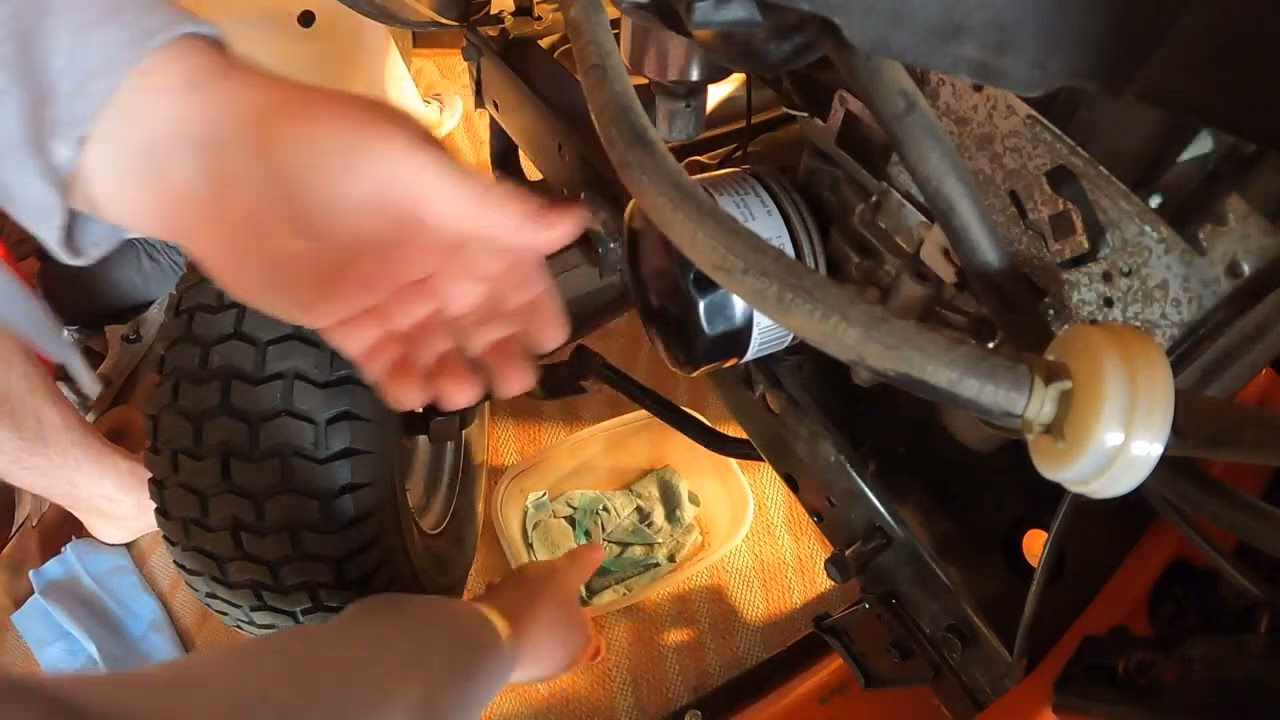 Does the Husqvarna yth18542 have a hydrostatic transmission?