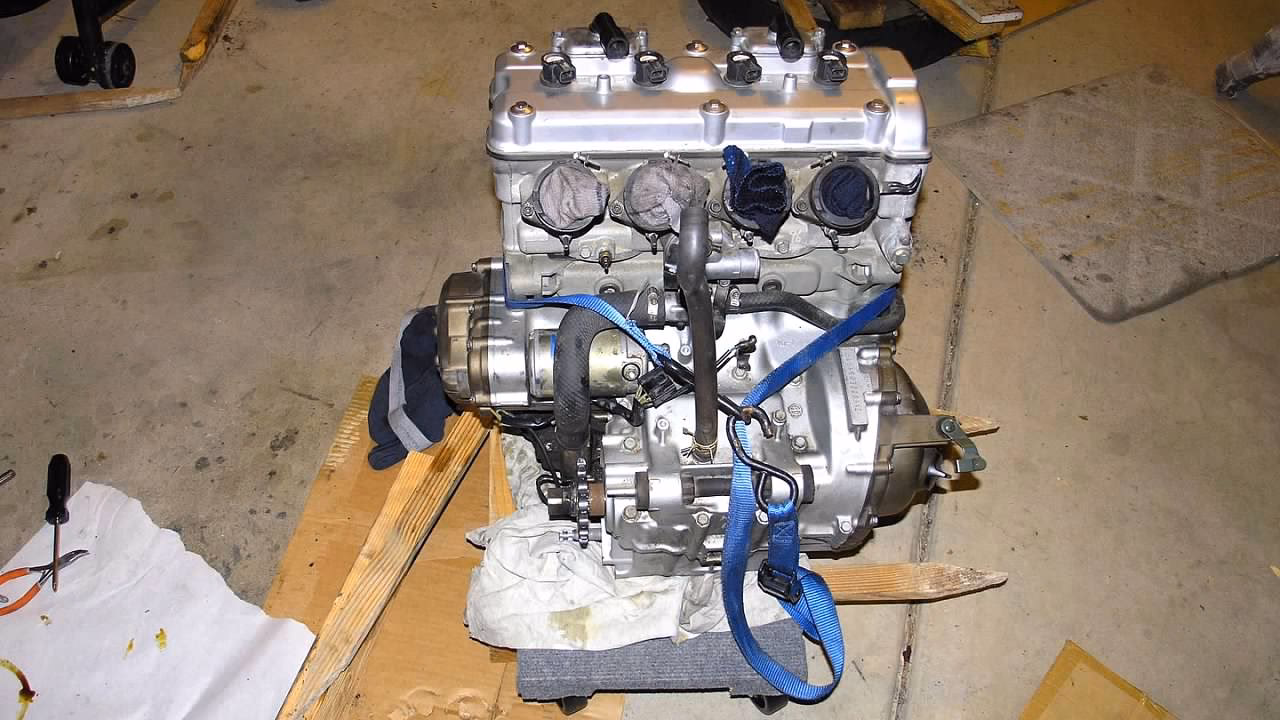 What was improved in the 2000 ZX-9R's engine?